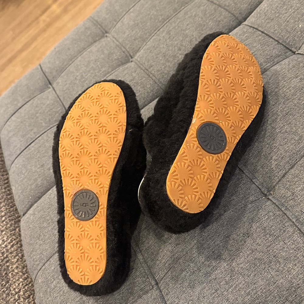 Black UGG slippers size 9 - Picture 3 of 3